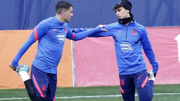 Giménez y João Félix, en el entrenamiento.