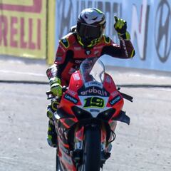 Doblete de Bautista y líder