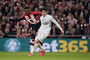 Otro al que el parón le ha pillado reconduciéndose. La cesión en los Wolves fue un fiasco y Granada era su redención. Es el quinto central: si no hay una salida en esa zona, no tiene hueco.