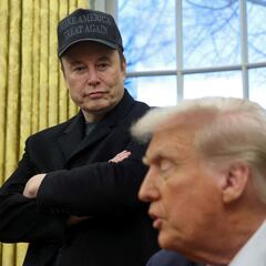 Hackean pantallas del gobierno y proyectan vídeo con IA de Donald Trump besando los pies de Elon Musk