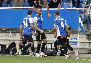 Los jugadores del Alav¨¦s celebran el gol de V¨ªctor Laguardia.
