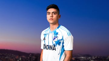 La camiseta rinde tributo a las nubes azules de los extintores en las salidas del equipo a la cancha, llevando en su color y textura la pasión y la energía de la hinchada.