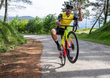 Óscar Pereiro, que realiza la ascensión a muy buen ritmo, le dedica al fotógrafo de AS un caballito al más puro estilo Sagan cuando llega a la cumbre donde estará ubicada la meta.