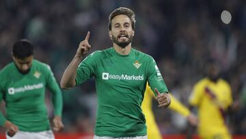 1-0. Sergio Canales celebró el primer gol.