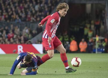 Whistled during | Griezman breaks away from Messi.