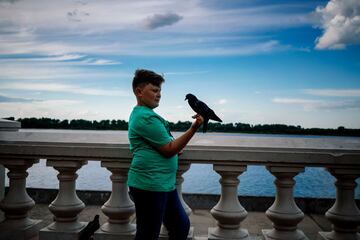 Un niño sostiene una paloma en la orilla del río Volga en Nizhny Novgorod.
