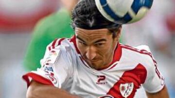 <b>ARRIBA. </b>Pachón se lleva el balón de cabeza en un partido del Rayo.