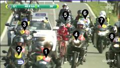 Imagen de un corredor durante la pasada Gante-Wevelgem rodeado de motos mientras rueda. La UCI ha comunicado su primera sanci&oacute;n a una moto de carrera esta temporada en el Tour de Om&aacute;n para evitar incidentes como los ocurridos el a&ntilde;o pasado.