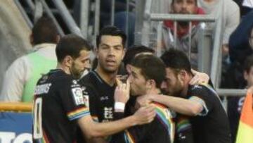 Los jugadores del Rayo celebran el gol de Pablo Hernández.