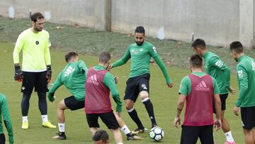 Boudebouz, en el centro, durante un entrenamiento.