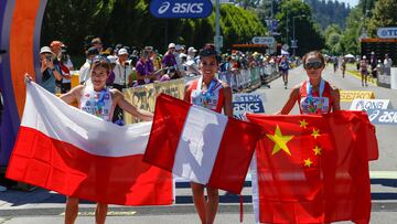 AMDEP3302. EUGENE (ESTADOS UNIDOS), 15/07/2022.- Kimberly García León (c) de Perú, primer lugar, posa junto a Katarzyna Zdzieblo (i) de Polonia, segundo lugar, y Shijie Qieyang de China, tercer lugar, al final de la prueba marcha femenina 20km hoy, durante los Campeonatos del Mundo de atletismo en Eugene (Estados Unidos). EFE/ Alberto Estevez