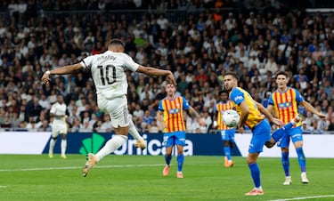 Es completamente inevitable. Centro de Arda Güler que encuentra libre de marca a Mbappé, el cual conectó de primeras con un exquisito remate para volver a batir a Agirrezabala. 