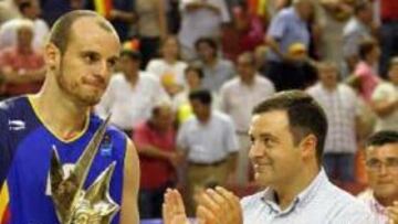 <B>CAMPEÓN.</B> Carlos Jiménez recogió el título que acreditaba a España como vencedora del torneo.