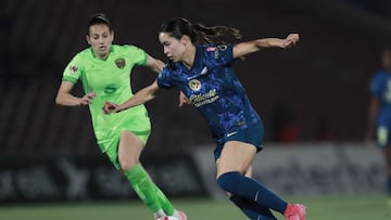 Aurelie Kaci (L) of Juarez fights for the ball with Scarlett Camberos (R) of America during the Semi-Finals first leg match between FC Juarez and America as part of the Torneo Clausura 2025, Liga MX Femenil at Olimpico Benito Juarez Stadium on April 23, 2025 in Ciudad Juarez, Chihuahua, Mexico.