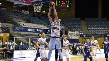 Laurynas Birutis, p&iacute;vot del Monbus Obradoiro, lanza ante el Acunsa GBC.