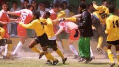 La selecci&oacute;n de Jamaica y Toros Neza sostuvieron una escalofriante pelea en un partido amistoso en 1997.