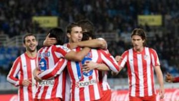 <b>ALEGRÍA. </b>Los jugadores del Atlético festejan el cuarto gol del equipo, de Falcao. Adrián, Filipe, Assunçao y Juanfran corren para abrazarse a Falcao, Gabi, Koke y Domínguez.