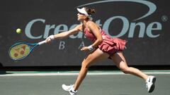 08 April 2022, US, Charleston: Swiss tennis player Belinda Bencic in action against Spain&#039;s Paula Badosa during their Women&#039;s singles Quarter-final match of the CreditOne Charleston Open at Family Circle Tennis Center. Photo: Leslie Billman/CSM via ZUMA Press Wire/dpa
 Leslie Billman/CSM via ZUMA Pres / DPA
 08/04/2022 ONLY FOR USE IN SPAIN