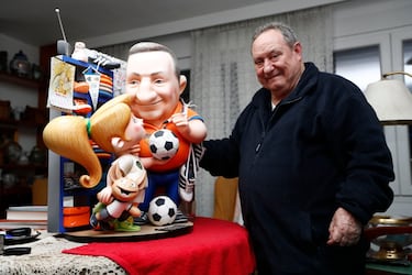 UNA DE LAS ÚLTIMAS FOTOS TOMADAS A ESPAÑETA, CUANDO RECIBIÓ UN 'NINOT' DE LAS FALLAS.