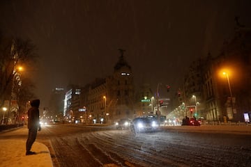 Durante todo el día ha caído una intensa nevada en Madrid que ha dejado estampas muy poco habituales en esta ciudad.