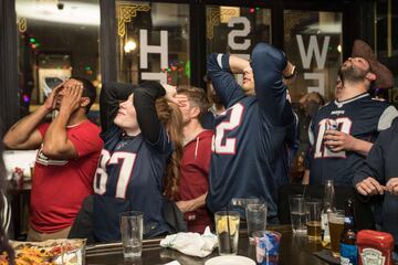 Los aficionados de los Patriots se reunieron en bares para ver el partido mientras comían alitas y bebían cervezas. En la imagen se lamentan por la conversión de 3 puntos fallada por el pateador de los Patriots Stephen Gostkowski en el primer cuarto.
