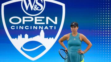 Jessica Pegula espera a que se reanude su partido contra Marie Bouzkova en Cincinnati.