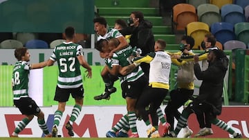 Soccer Football - Primeira Liga - Sporting CP v Santa Clara - Estadio Jose Alvalade, Lisbon, Portugal - March 5, 2021 Sporting CP's Sebastian Coates celebrates scoring their second goal with teammates REUTERS/Pedro Nunes