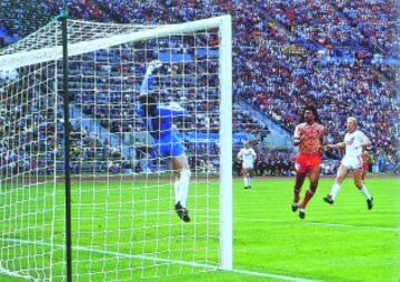 Holanda conquista por fin su primer gran título. El fútbol le debía a Holanda un gran título de selecciones y los 'oranjes' se lo cobraron en Múnich, en el mismo estadio en el que perdieron el Mundial de 1974. Su rival en esta final fue la URSS, con quien ya había caído en el primer partido del torneo, pero las cosas habían cambiado para Holanda. El equipo de Michels estaba crecido y jugando cada vez mejor. Y además, apareció la inspiración de Gullit y Van Basten, que con sus goles, excepcional el segundo, sentenciaron a los soviéticos. En la imagen, Gullit adelantó a su equipo con un certero remate de cabeza, tras dejada de Van Basten. 