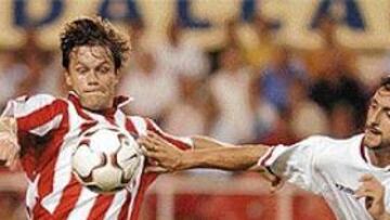 <b>FORTALEZA</B>. Pablo Alfaro, que frena el ataque de Rodrigo, fue una de las claves de la victoria sevillista por la contundencia que demostró a la hora de defender el resultado.