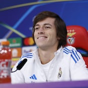 Álvaro Carreras comparece en rueda de prensa antes de enfrentarse al Benfica en Champions