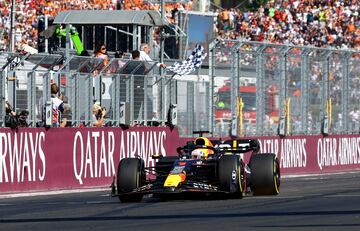 Max Verstappen cruzando en primera la posición la línea de meta del Gran Premio de Hungría de Fórmula 1.
