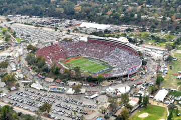 El Estadio Rose Bowl recibió el último partido del fútbol olímpico de Los Angeles 1984 y fue la sede de la final de la Copa del Mundo de USA 1994. Curiosamente, Brasil fue finalista en ambos partidos. 