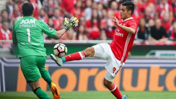 Lisbon (Portugal), 13/05/2017.- Benfica's Raul Jimenez (R) in action against Guimaraes' goalkeeper Douglas (L) during the Portuguese First League soccer match between Benfica Lisbon and Vitoria Guimaraes at Luz stadium in Lisbon, Portugal, 13 May 2017. (Lisboa) EFE/EPA/TIAGO PETINGA