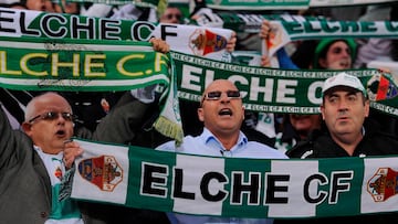 Aficionados del Elche, con banderas de su equipo en el Coliseum Alfonso Pérez