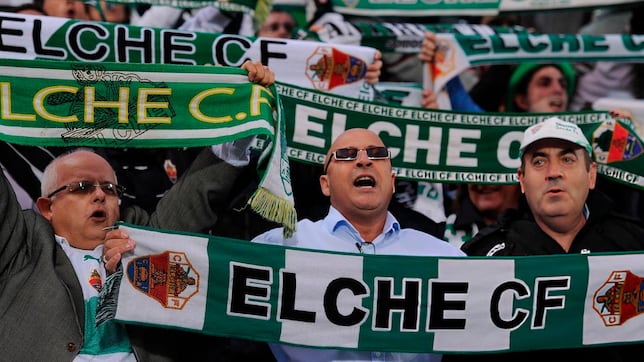 El Elche prohíbe el consumo de pipas en su estadio por las ratas que atraen sus cáscaras