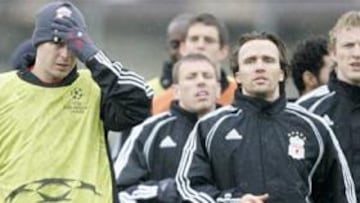 <B>SIN CONFIANZAS. </B>Gerrard se entrena junto sus compañeros en Melwood en espera del Barcelona.