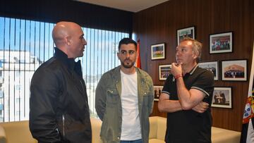 CEUTA, 17/04/2023.- El presidente de la Real Federación Española de Fútbol (RFEF), Luis Rubiales, y el presidente del Comité Técnico de Árbitros (CTA), Luis Medina Cantalejo (d), han visitado este lunes en Ceuta a Antonio Pozo (c), el colegiado agredido durante este fin de semana en un partido de categoría juvenil. EFE/RFEF ***SÓLO USO EDITORIAL, PERMITIDO SU USO SÓLO EN RELACIÓN A LA INFORMACIÓN QUE APARECE EN EL PIE DE FOTO (CRÉDITO OBLIGATORIO)***