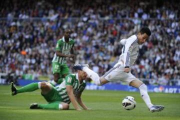 José María Callejón y en el suelo Amaya del Betis.