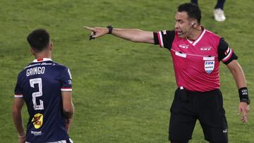 Futbol, Colo Colo vs Deportes Melipilla.
 Fecha 31, campeonato nacional 2021.
 El arbitro  &Atilde;ngelo Hermosilla dirige Colo Colo y Deportes Melipilla durante el partido de primera division en el estadio Monumental.
 Santiago, Chile.
 10/11/2021
 Jonnathan Oyarzun/Photosport
 
 Football, Colo Colo vs Deportes Melipilla.
 31th date, 2021 national Championship.
 Referee  &Atilde;ngelo Hermosilla is seen during Colo Colo against Deportes Melipilla during the first division match at Monumental stadium in Santiago, Chile.
 11/10/2021
 Jonnathan Oyarzun/Photosport