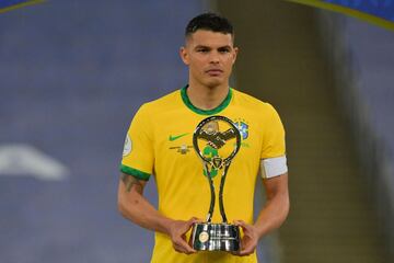 Thiago Silva con el trofeo Fair Play para la seleccin de Brasil.