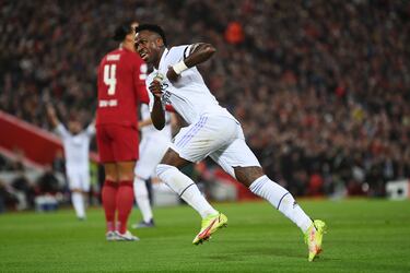 2-1. Vinicius Junior celebra el primer gol que marca en el minuto 20.