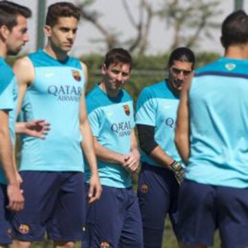 ENTRENAMIENTO AL SOL. De izquierda a derecha, Cuenca, Bartra, Messi, Pinto y Montoya, de espaldas, ayer durante un ejercicio.