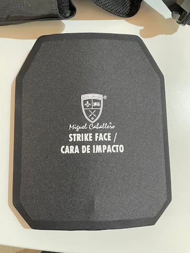 La placa militar que lleva Pedro Sánchez en Kiev es de la máxima protección.