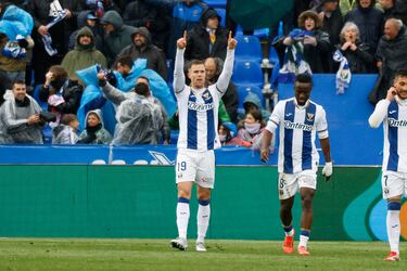 Una genialidad suya decidió el derbi del sur de Madrid. Su control en el área y su remate de chilena es digno de jugador con personalidad, si además tienes la suerte de cara…