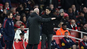 Mikel Arteta, entrenador del Arsenal, protesta al cuarto árbitro durante un partido.