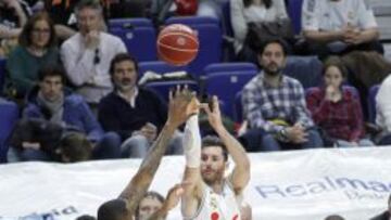 Rudy Fernádez lanza uno de los cuatro triples que anotó.