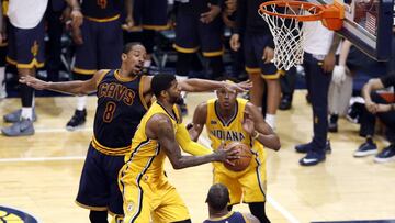 Paul George lanza ante la defensa de Channing Frye.