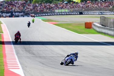 Álex Márquez estaba teniendo un fin de semana espectacular: logró la pole position con récord de circuito y lideraba la carrera con autoridad.

En la sprint, mantenía una ventaja de más de un segundo sobre su hermano Marc Márquez.