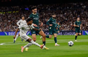 1-0. Pase de Bellingham a Rodrygo que avanza, se mete en el área, y con la derecha, saca un disparo raso, cruzado al palo largo, para superar a  Donnarumma.