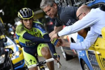 Los miembros del equipo Tinkoff-Saxo intentan ayudar a Contador tras su caída. 